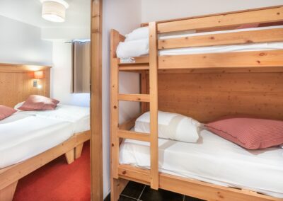 Chambre twin bed et lit superposé pour deux personnes