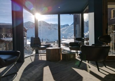 lounge avec vue sur les montagnes eneigées