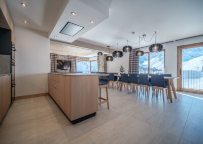 Une cuisine et salle à manger avec vue sur les montagnes.